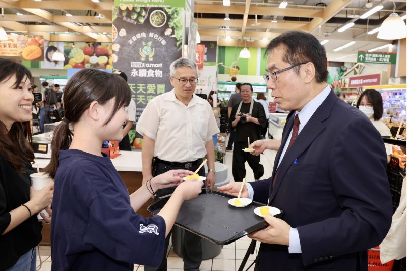 市長黃偉哲與消費者互動,邀請試吃當季芒果。 市長黃偉哲與消費者互動,邀請試吃當季芒果。