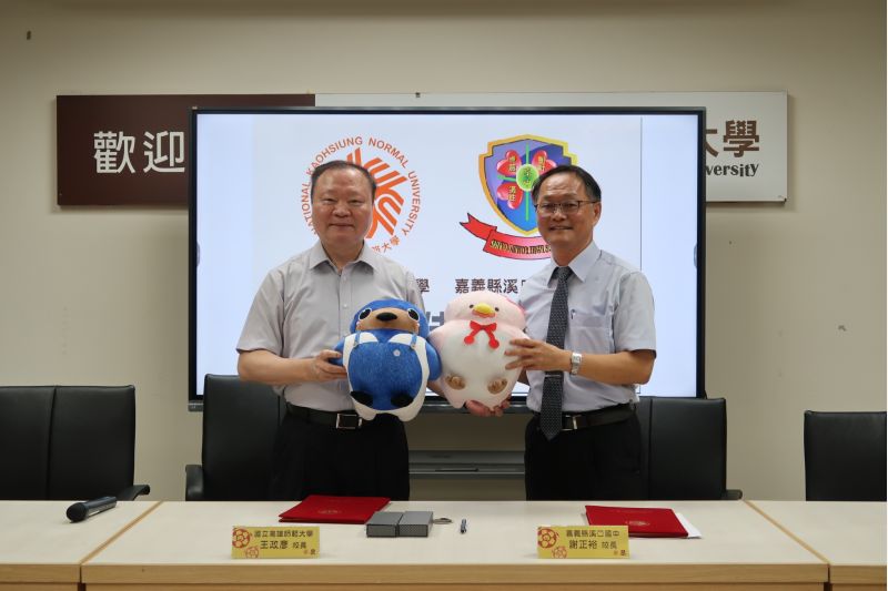 圖三、高師大王政彥校長致贈吉祥物平平燕燕予嘉義縣溪口國中謝正裕校長