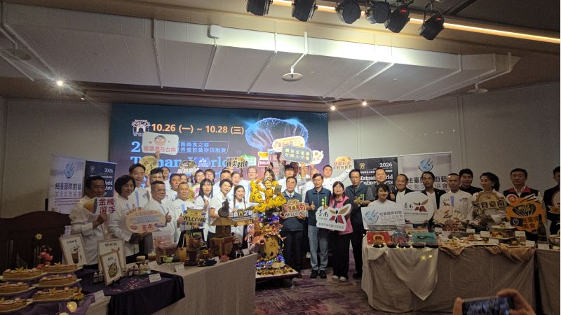 世界廚藝菁英十月齊聚臺南，「2026臺南美食之都世界餐飲藝術挑戰賽」正式啟動，打造亞洲餐飲藝術年度盛會 台南市長黃偉哲與會來賓合影  圖片來源：記者林清雲攝