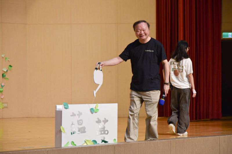 圖1.王政彥校長以澆灌「水分」的儀式,正式揭開「蘊蔓」共識營序幕。(高師大提供) 圖1.王政彥校長以澆灌「水分」的儀式,正式揭開「蘊蔓」共識營序幕。(高師大提供)