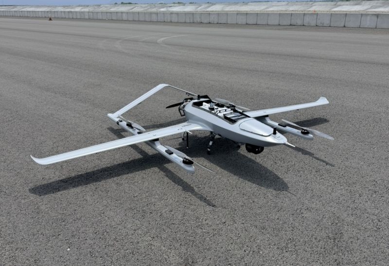 中光電智能機器人公司展示「無人機AI物件識別暨動態定位技術」，可即時辨識、追蹤並持續鎖定移動目標，同步回傳位置資訊，已取得國防部逾3,000架微型及監偵型無人機量產訂單，並與美國業者合作，產品進入警消市場。