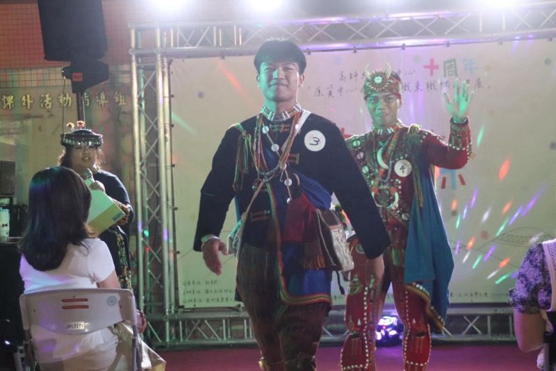 圖2:學生身著族服參加拾光步履選拔賽 圖片來源:國立高雄師範大學 圖2:學生身著族服參加拾光步履選拔賽 圖片來源:國立高雄師範大學