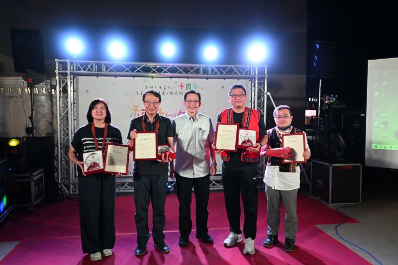 圖4:學務長頒贈感謝狀予歷任主任 圖片來源:國立高雄師範大學 圖4:學務長頒贈感謝狀予歷任主任 圖片來源:國立高雄師範大學