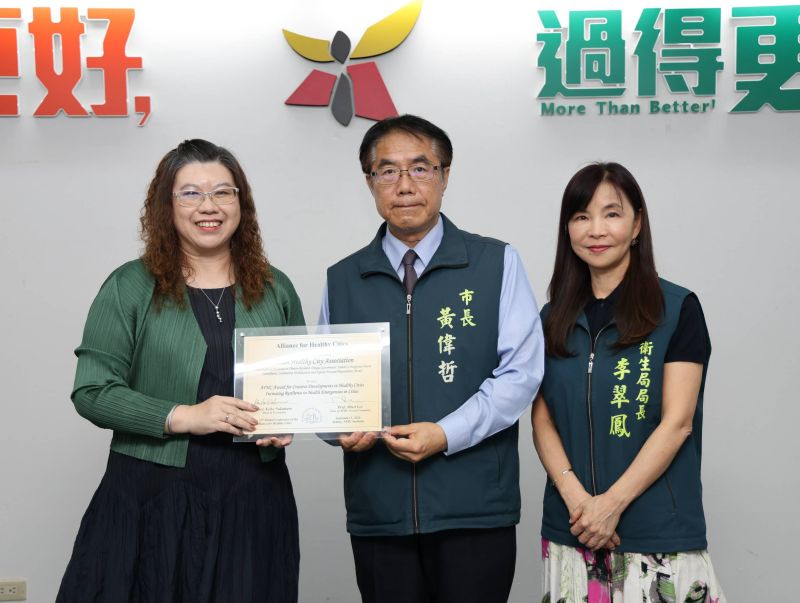 黃偉哲市長在市政會議上頒獎予經發局局長張婷媛